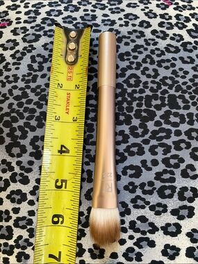 RT Blurring Concealer Plush Bristles Dual Length Bristles New Not Returnable